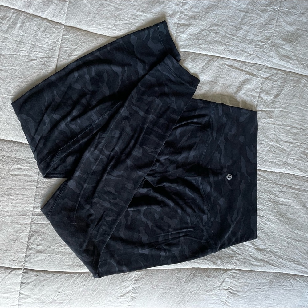 Lululemon Aligns Black Camo | size 6